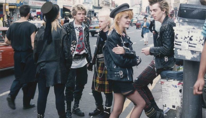 Subculture là gì? Khám phá các “tiểu văn hóa” nổi bật như Goth, Hippie, Whimsigoth và lý do vì sao giới trẻ Pháp và cả thế giới đều mê mẩn